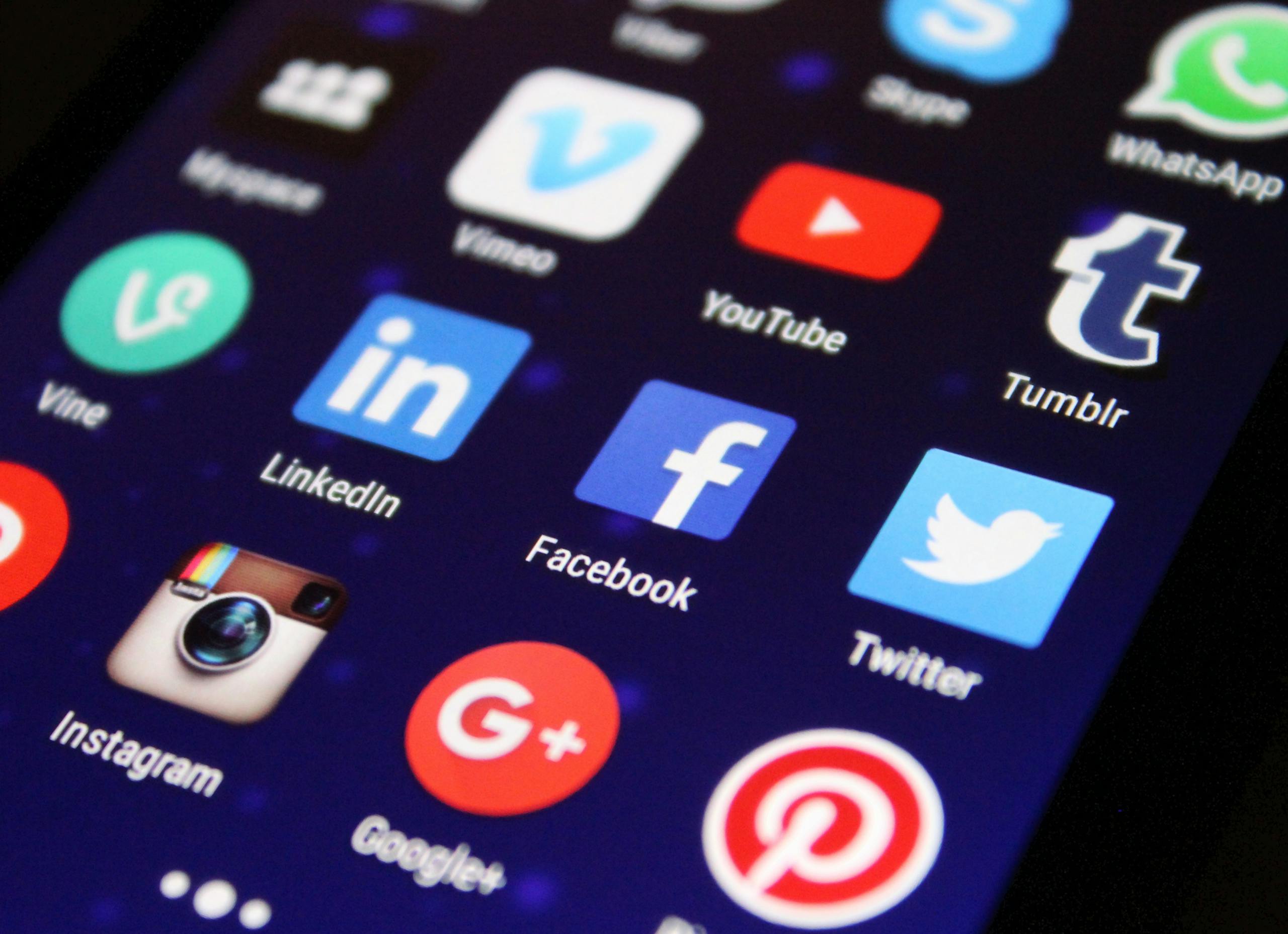 أقوى بديل لـ VEO3 لصنع فيديوهات بلا حدود من الهاتف مجانًا 1 Close-up of a smartphone screen showing various social media app icons such as Facebook and Twitter.