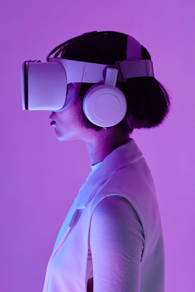 إنشاء فيديوهات "تريند AI المشاهير" من الهاتف 6 Side profile of a woman wearing VR goggles in a studio with purple lighting, embodying future tech.